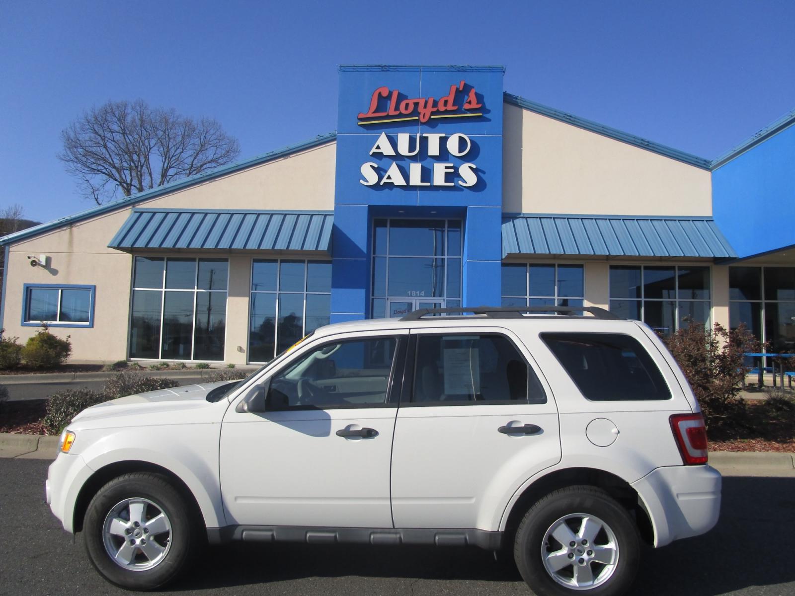 2012 WHITE Ford Escape XLS FWD (1FMCU0C7XCK) with an 2.5L L4 DOHC 16V engine, located at 1814 Albert Pike Road, Hot Springs, AR, 71913, (501) 623-1717, 34.494228, -93.094070 - Photo #0